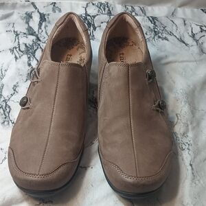 Taupe Taos Shoes Size 9 NWOT